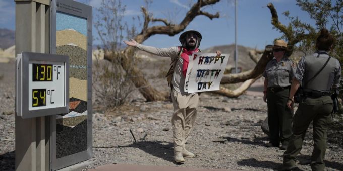 Ein Demonstrant protestiert im Death Valley gegen den Hitzetourismus. Touristen machen im Moment vor der Temperaturanzeige Selfies und hoffen auf neue Hitzerekorde. Death Valley Hitze