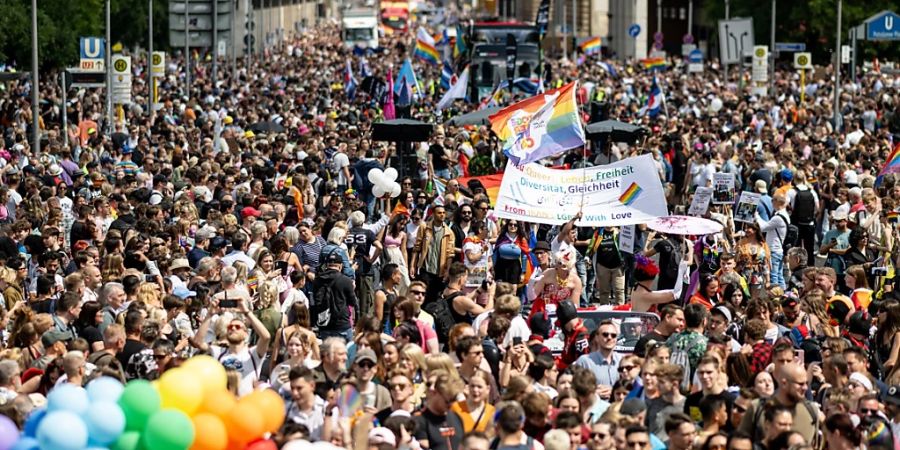 dpatopbilder - Menschen ziehen auf der 45. Berlin Pride-Parade zum Christopher Street Day (CSD) durch die Stadt. Der Berliner CSD ist eine der grössten Veranstaltungen der lesbischen, schwulen, bisexuellen, trans-, intergeschlechtlichen und queeren (LGBTIQ) Community in Europa. Foto: Fabian Sommer/dpa