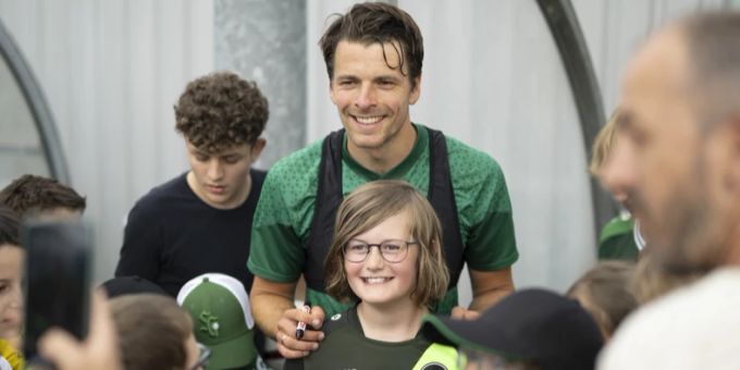 Lukas Görtler posiert zum Selfie mit einem Fan bei der Espen-Tour in Altstaetten am 23. Juni. FC St.Gallen
