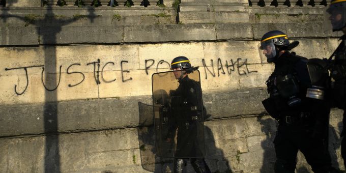 Polizisten vor einem «Gerechtigkeit für Nahel»-Schriftzug in Paris. France Police Shooting