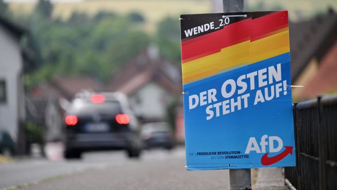 Ein Wahlplakat der AfD hängt an der Bundesstrasse 89 im Landkreis Sonneberg. Martin Schutt/dpa afd in sonneberg