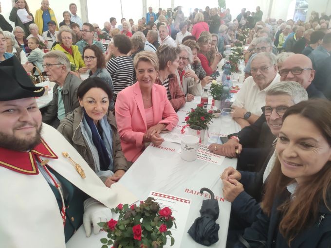 Nach der Festrede setzte sich die Bundesrätin mitten ins Publikum. bundesfeier rapperswil