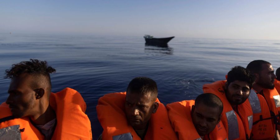 Aus ihrer Heimat geflohene Menschen sitzen an Bord des Rettungsschiffs Ocean Viking. In der maltesischen Such- und Rettungszone nahm die Crew bei ihrem fünften Einsatz binnen 36 Stunden fast 60 Menschen von einem überfüllten Holzboot an Bord.