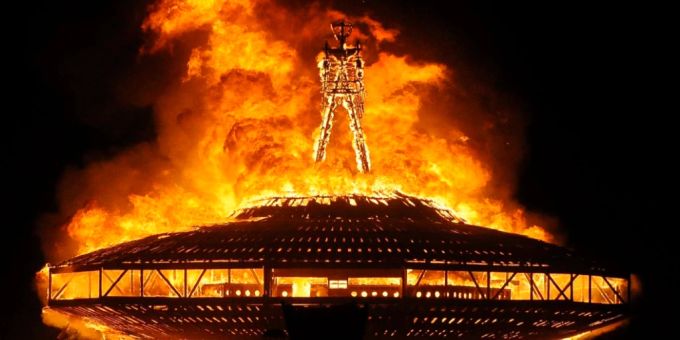 ARCHIV - 31.08.2013, USA, Nevara, Gerlach: Der «Burning Man» brennt am Ende des Festivals in der Wüste Nevadas, der Black Rock Desert. Foto: Andy Barron/The Reno Gazette-Journal/dpa ARCHIV - 31.08.2013, USA, Nevara, Gerlach: Der «Burning Man» brennt am Ende des Festivals in der Wüste Nevadas, der Black Rock Desert. Foto: Andy Barron/The Reno Gazette-Journal/dpa