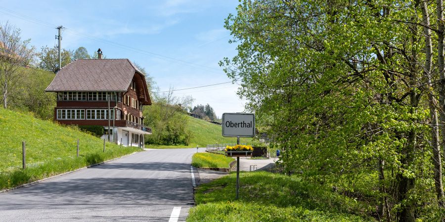 Die Ortstafel von Oberthal an der Oberthalstrasse.