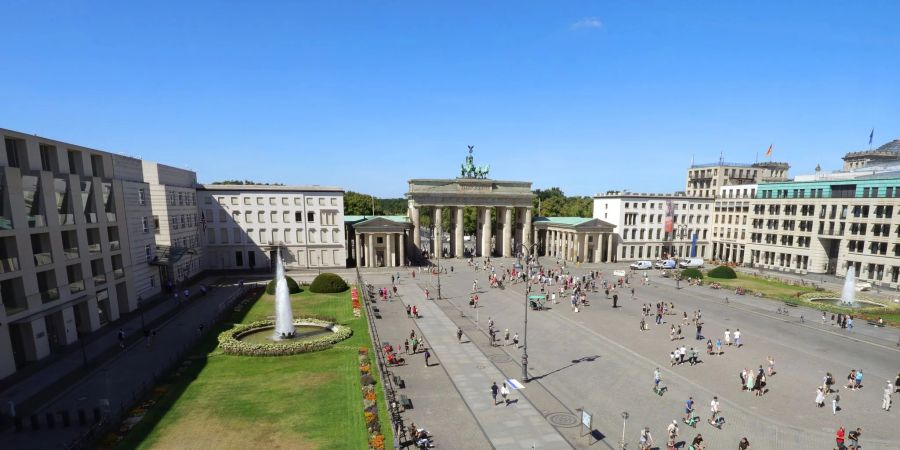 Blick aus dem Fenster der Präsidentensuite des Luxushotels Adlon, auf den Pariser Platz.