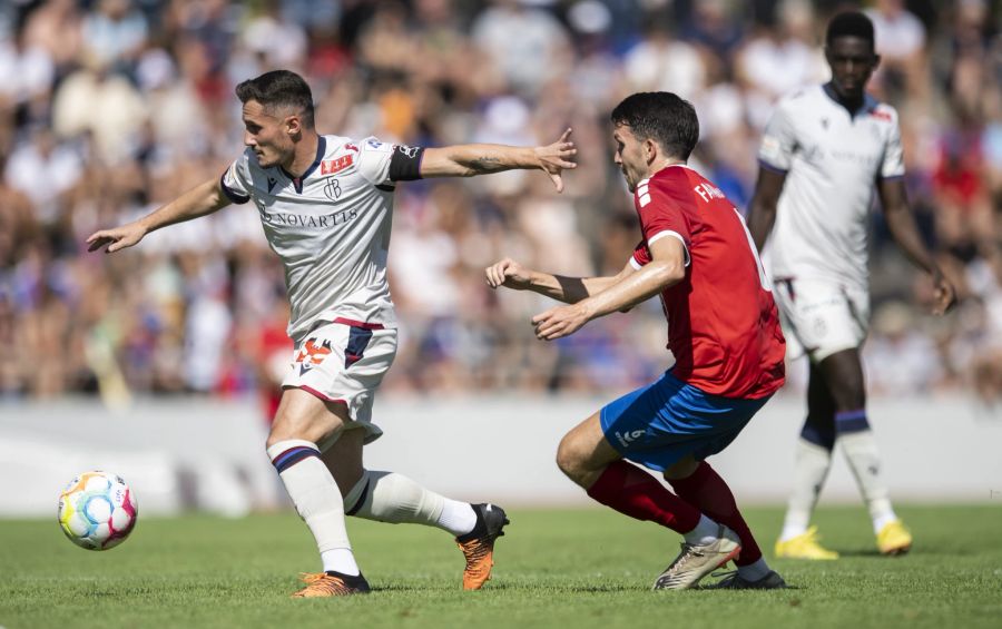 Taulant Xhaka behauptet den Ball gegen Allschwils Roberto Silva Farinha.