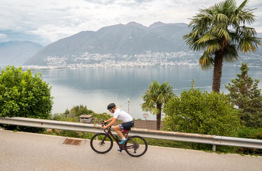 Monika Sattler auf ihrem Velo