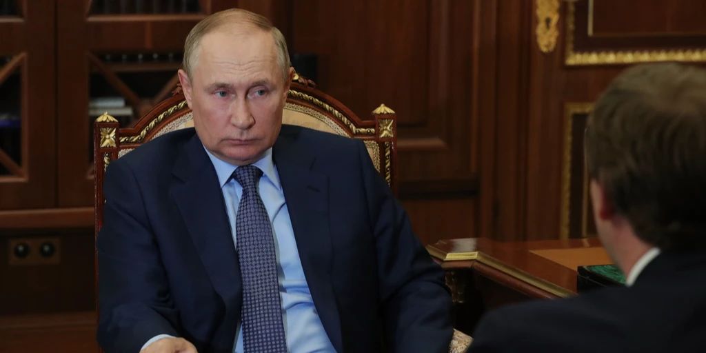 Putin withdraws his warplanes from Crimea