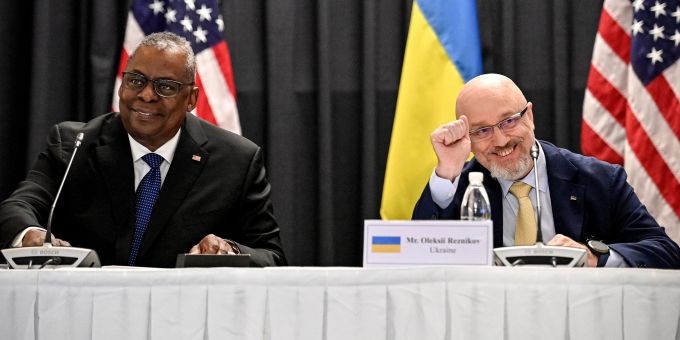 Der US-Verteidigungsminister Lloyd Austin und mit seinem ukrainischen Amtskollegen Oleksii Reznikov im US-Militärstützpunkt Ramstein (D). (EPA/SASCHA STEINBACH) ukraine-krieg