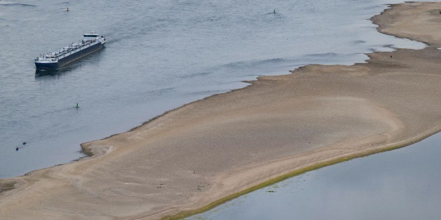 Die Pegelstände des Rheins haben nach wochenlanger Trockenheit teils historische Tiefststände erreicht.