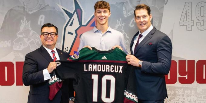 Maverick Lamoureux (Mitte) nach seiner Vertragsunterzeichnung bei den Arizona Coyotes. Arizona Coyotes