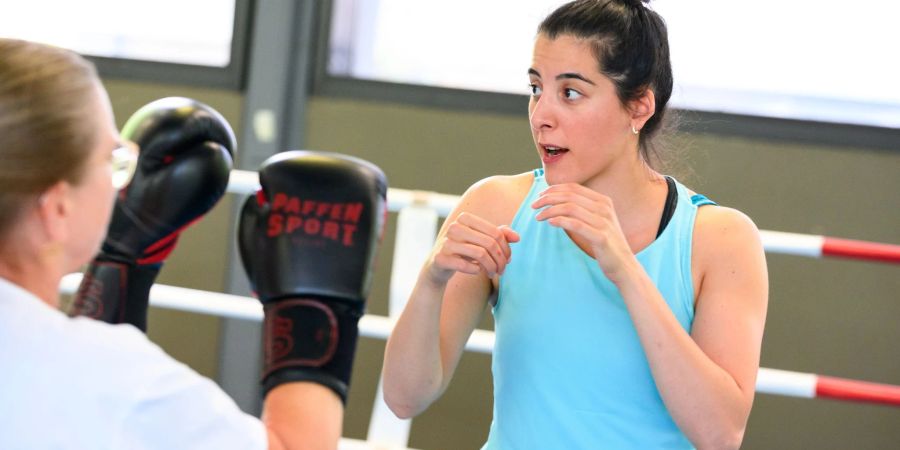 Dilar Kisikyol ist Profiboxerin und Sozialpädagogin und leitet in Hamburg eine Gruppe von elf Frauen, die an Parkinson erkrankt sind und Boxtraining absolvieren.