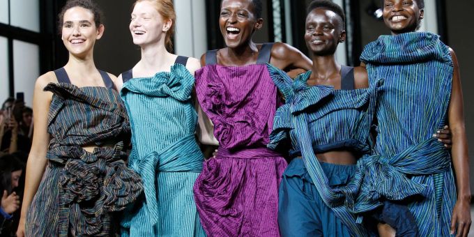 Models mit Kreationen aus der Issey Miyake-Frühjahr/Sommerkollektion 2019 in Paris. Issey Miyake
