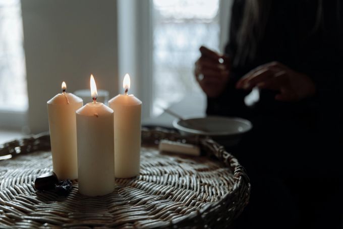 Kerzen sollen uns im Falle eines Gas- und Strommangels im Winter vor der Dunkelheit retten. Kerzen