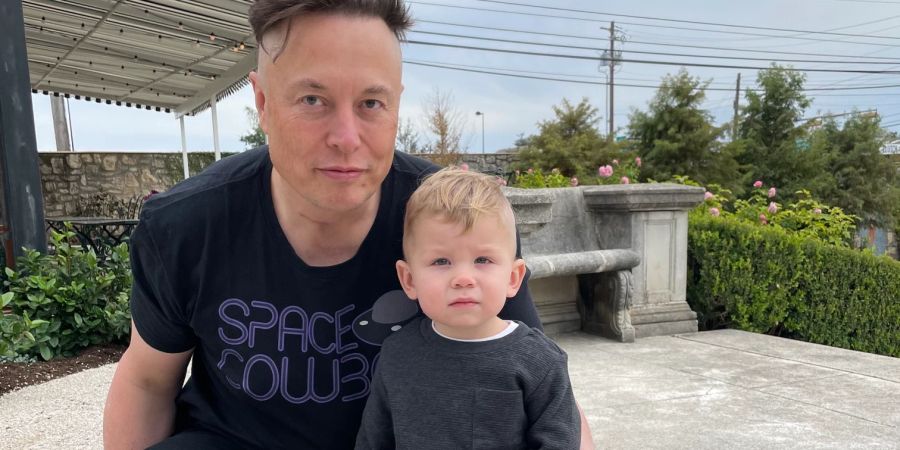 Elon Musk und sein Sohn zeigen sich mit gleicher Frisur.