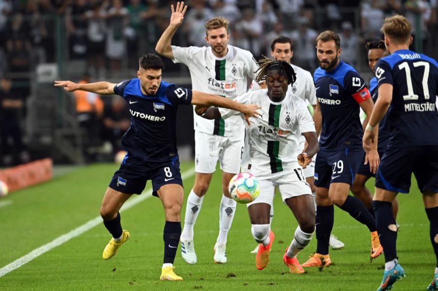 Die Partie im Borussia-Park ist hart umkämpft.