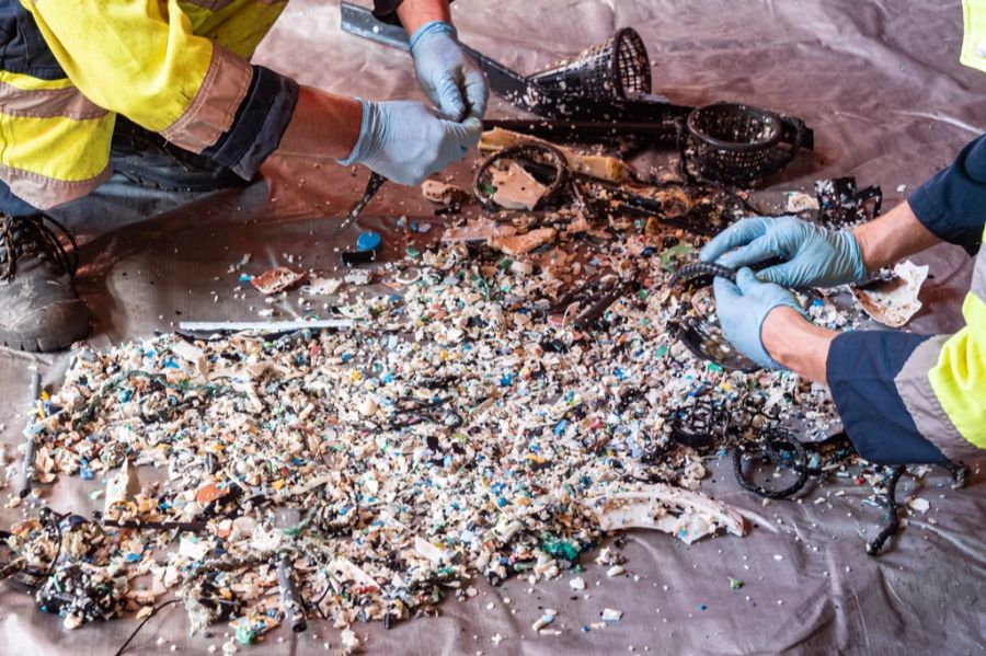 Zwei Drittel des untersuchten Plastiks stammt aus China und Japan. Im Bild: Zwei Personen sortieren 2019 Müll, das aus dem Meer gefischt wurde.