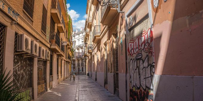 Valencia, Spanien, lockt Besucher unter anderem mit einer labyrinth-ähnlichen Altstadt. Gasse Valencia Spanien Altstadt