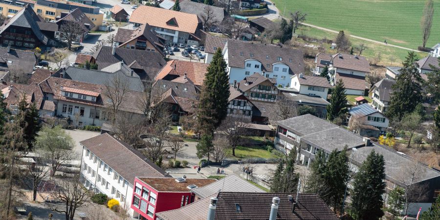 Blick auf das Schulareal in Grosshöchstetten.