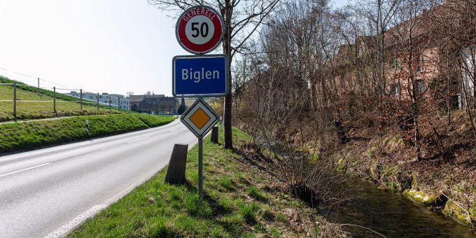Das Dorfschild von Biglen an der Rohrstrasse. Rechts der Biglenbach. Das Dorfschild von Biglen an der Rohrstrasse. Rechts der Biglenbach.