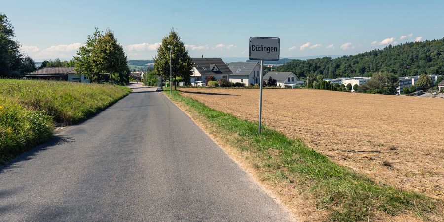 Die Ortstafel Düdingen an der Chännelmattstrasse.