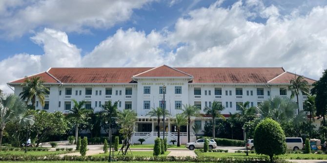 Hotel Gran Hotel d'Angkor Kambodscha Kolonialstil Palmen Park