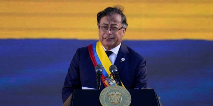 Präsident Gustavo Petro spricht nach seiner Vereidigung in Kolumbien. Kolumbien