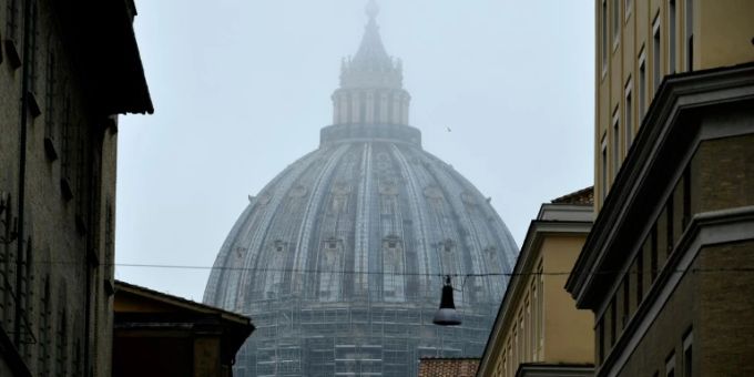 Petersdom im Nebel. Petersdom