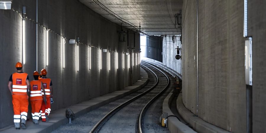 Der neue Tunnel unterquert drei Geleise und führt Züge in Richtung Thun/Berner Oberland.