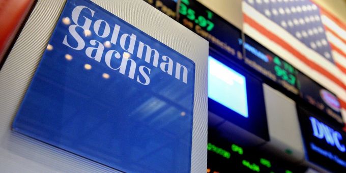 Das Logo der Investmentbank Goldman Sachs ist auf dem Parkett der New Yorker Börse zu sehen. Das Logo der Investmentbank Goldman Sachs ist auf dem Parkett der New Yorker Börse zu sehen.