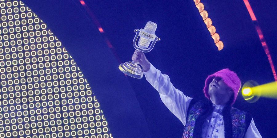 Oleh Psiuk von der Band Kalush Orchestra aus der Ukraine jubelt über den Sieg beim Eurovision Song Contest (ESC). Sieben Städte in Grossbritannien haben es in die engere Auswahl für die Austragung des nächsten Eurovision Song Contests 2023 geschafft.