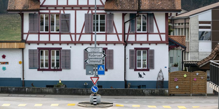 Ein Strassenwegweiser an der Rüdiseiler- Lauperswilerstrasse in Zollbrück.