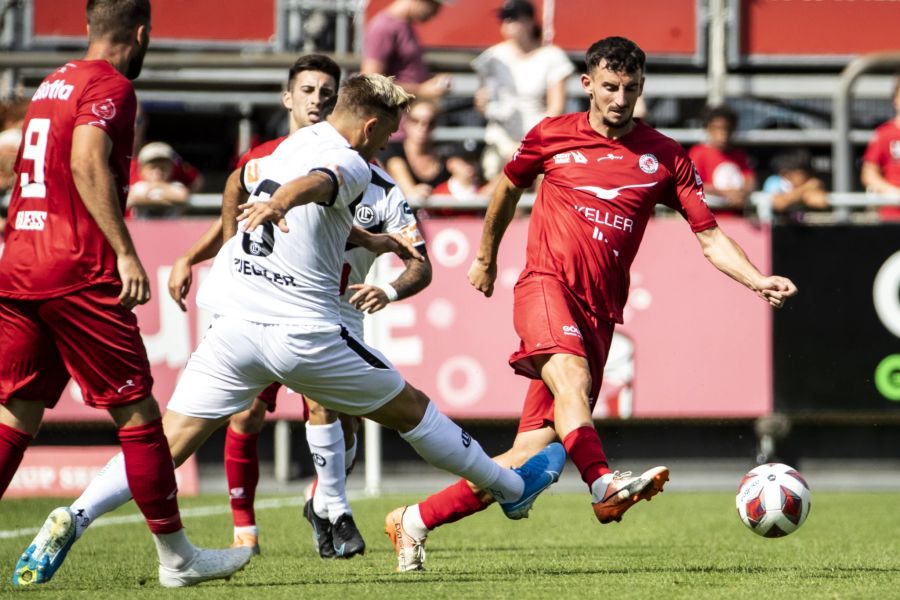 Luganos Reto Ziegler (l.) im Spiel gegen Winterthurs Samir Ramizi (r.).