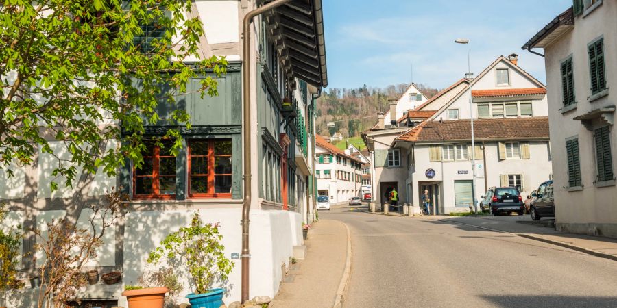 Die Bachtelstrasse in Wald ZH.