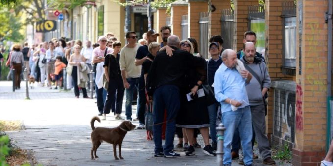 Schlange vor Berliner Wahllokal Schlange vor Berliner Wahllokal