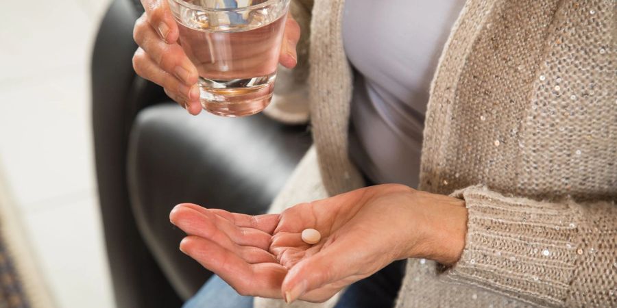 Manchen Menschen fällt es schwer, Tabletten runterzuschlucken. Hier hilft viel Wasser.