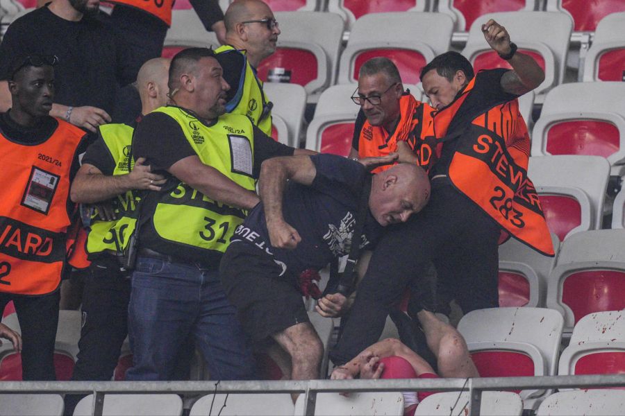 Ein Nizza-Fan schlägt auf einen Fan des 1. FC Köln ein.