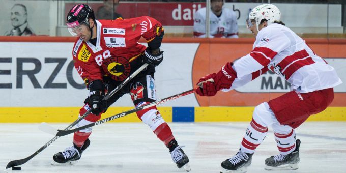 Berns Christopher DiDomenico (links) im Duell mit Lausannes Ken Jaeger. (KEYSTONE/Peter Schneider) national league