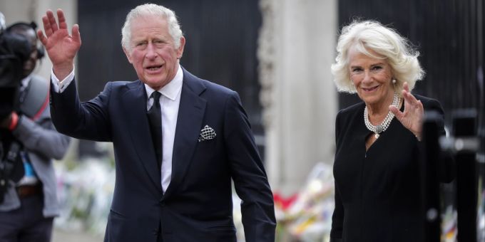 King Charles und Königsgemahlin Camilla ziehen nicht in den Buckingham Palast. king charles
