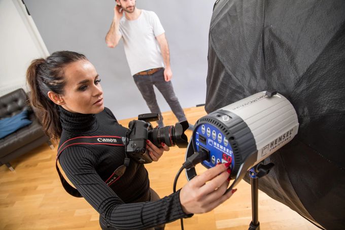 Das grosse Blitz-Besteck: Blitzsysteme beispielsweise mit aufgesetzter Softbox für weiches Licht setzen Profis oft im Studio ein – es gibt aber auch kleinere Modelle für Aufsteckblitze. Fotostudio Frau Kamera Blitz