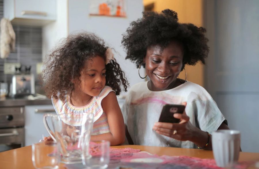 Tochter Mutter Mädchen Frau Küche Tisch Smartphone