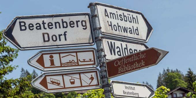 Ein Strassenwegweiser in Beatenberg. Ein Strassenwegweiser in Beatenberg.