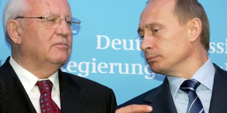 Gorbatschow (r.) und Putin im Dezember 2004 in Deutschland