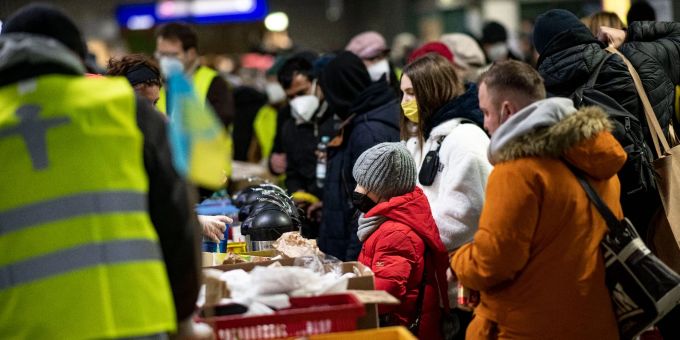Freiwillige Helfer verteilen am Berliner Hauptbahnhof Essen an Menschen aus der Ukraine. Die Verteilung der Kriegsflüchtlinge gestaltet sich knifflig. Freiwillige Helfer verteilen am Berliner Hauptbahnhof Essen an Menschen aus der Ukraine. Die Verteilung der Kriegsflüchtlinge gestaltet sich knifflig.