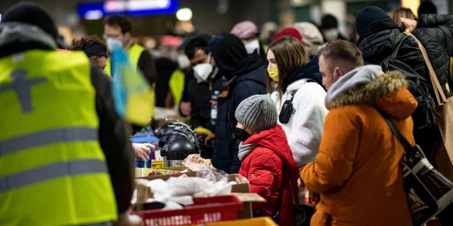 Freiwillige Helfer verteilen am Berliner Hauptbahnhof Essen an Menschen aus der Ukraine. Die Verteilung der Kriegsflüchtlinge gestaltet sich knifflig.