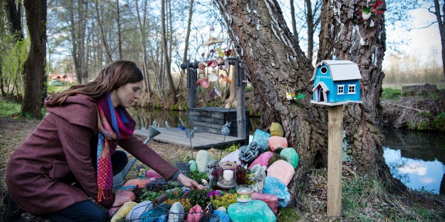 Jasmin Heyse (Sophie Lutz) trauert an der Gedenkstätte für ihre tote Tochter.