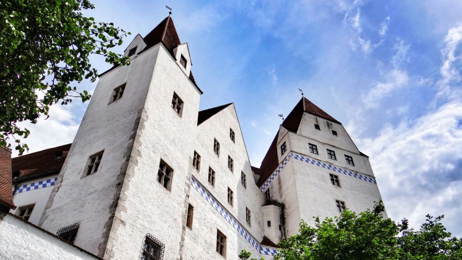 Schloss Seitenansicht Bayern weiss