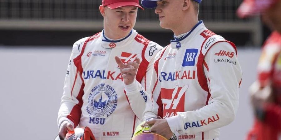 Die Haas-Piloten Nikita Masepin (l-r) und Mick Schumacher unterhalten sich während eines Fototermins. Foto: James Gasperotti/ZUMA Wire/dpa