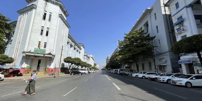 Ein Mann läuft am 1. Februar 2022 in Yangon, Myanmar, über eine leere Strasse. Myanmar